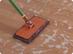 床材に合わせた薬剤と資器材で床をクリーニング。汚れを浮き上がらせます。

